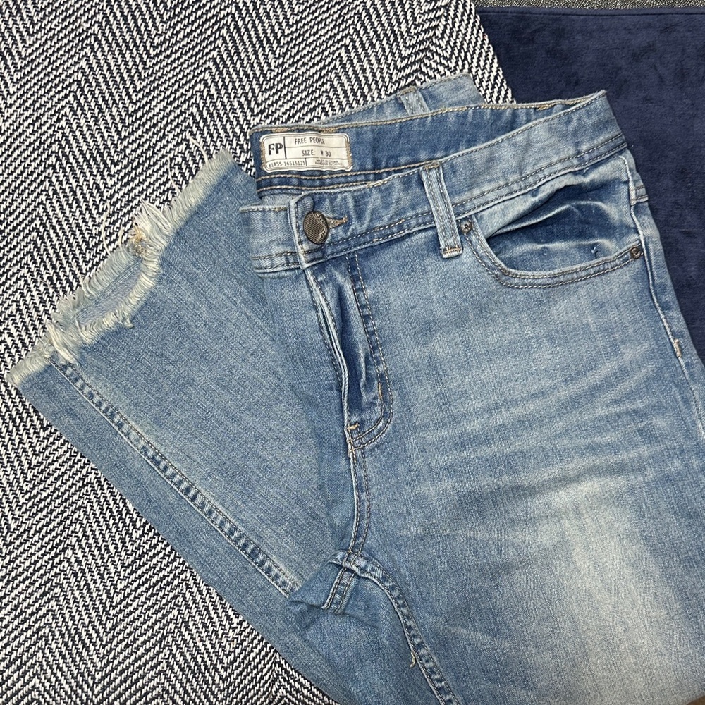 Free People Distressed Skinny Jeans – Women’s Size W30, Light Wash, Raw Hem - Picture 2 of 12